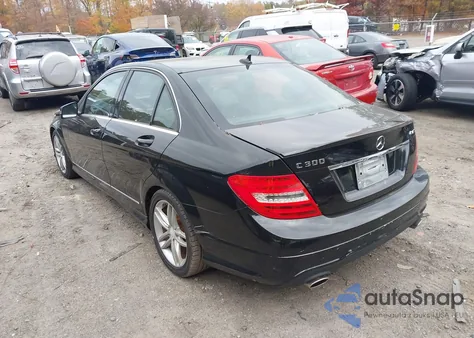 2012 Mercedes-Benz C 300 Sport 4Matic z USA, uszkodzony, nr VIN WDDGF8BB9CR231821